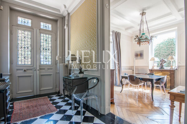 Chatou Bas - Hotel particulier 9 pièces de 354 M² avec piscine