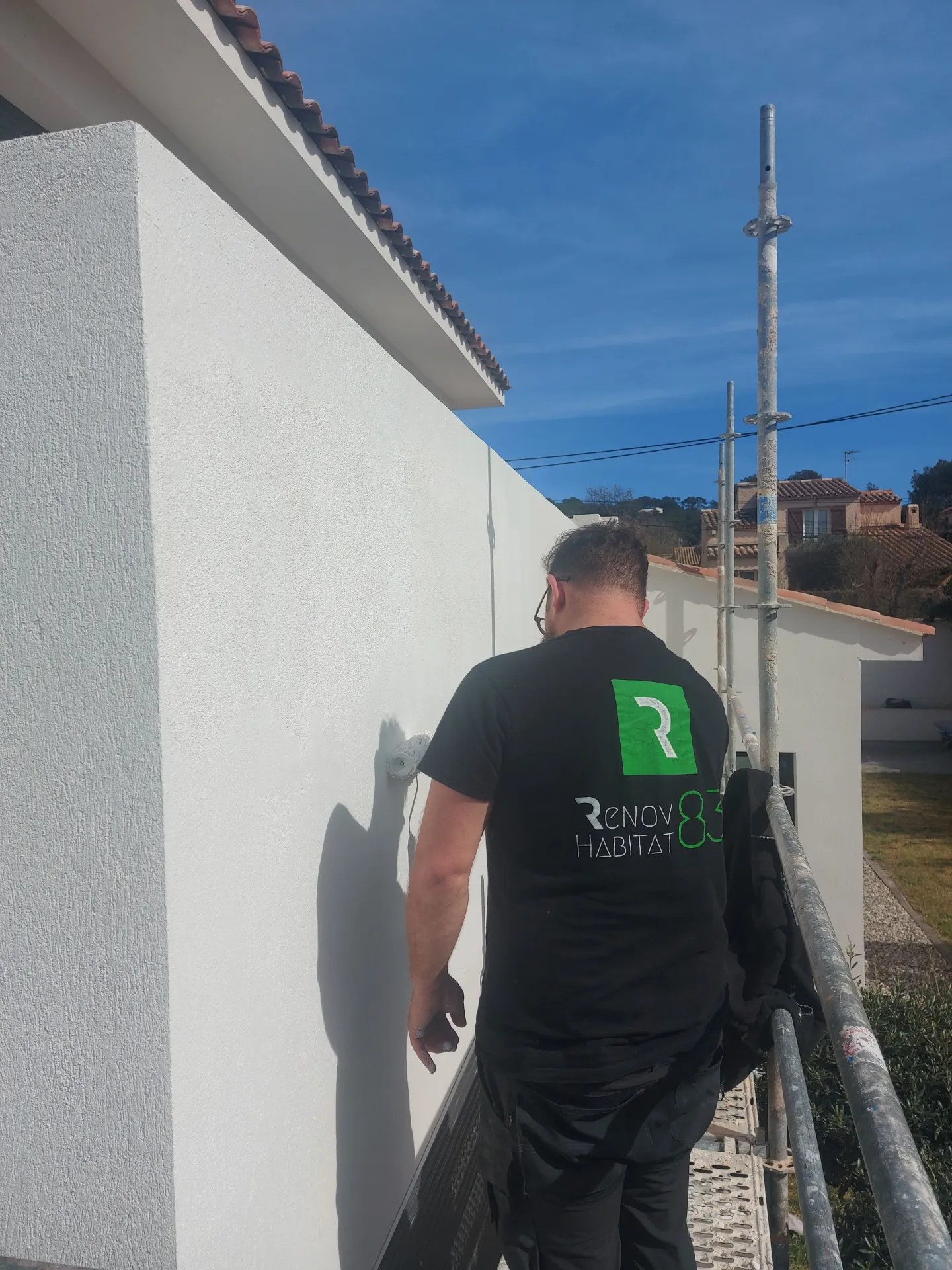 artisan en action pour l'aménagement d'un extérieur