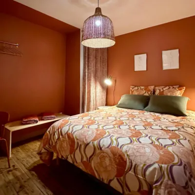 Chambre d’amis décorée avec palette de couleurs chaleureuses, par l’Atelier D. architecte d’intérieur à Bordeaux