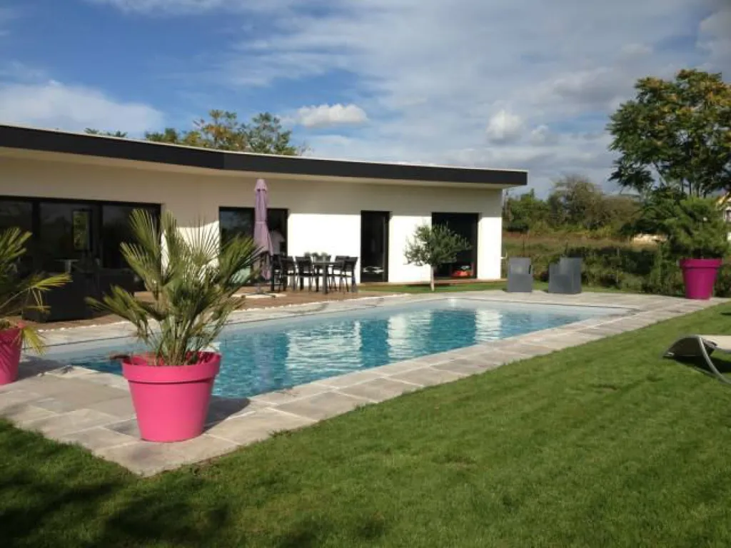 Piscine béton armé banché proposée par Aquarev'Piscines à Oraison 04700