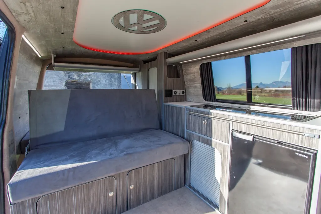 Aménagement intérieur sur-mesure VW Transporter T6 L1H1 avec plafonnier signature logo VW rétroéclairé à Paris et en Île-de-France