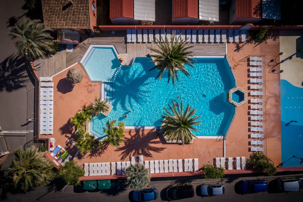 location avec piscine chauffée en Camping le Mas de la Plage à Vias-Plage