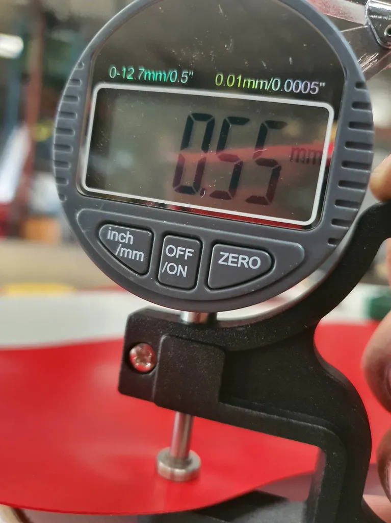Vérification des épaisseurs de PVC avant les travaux.