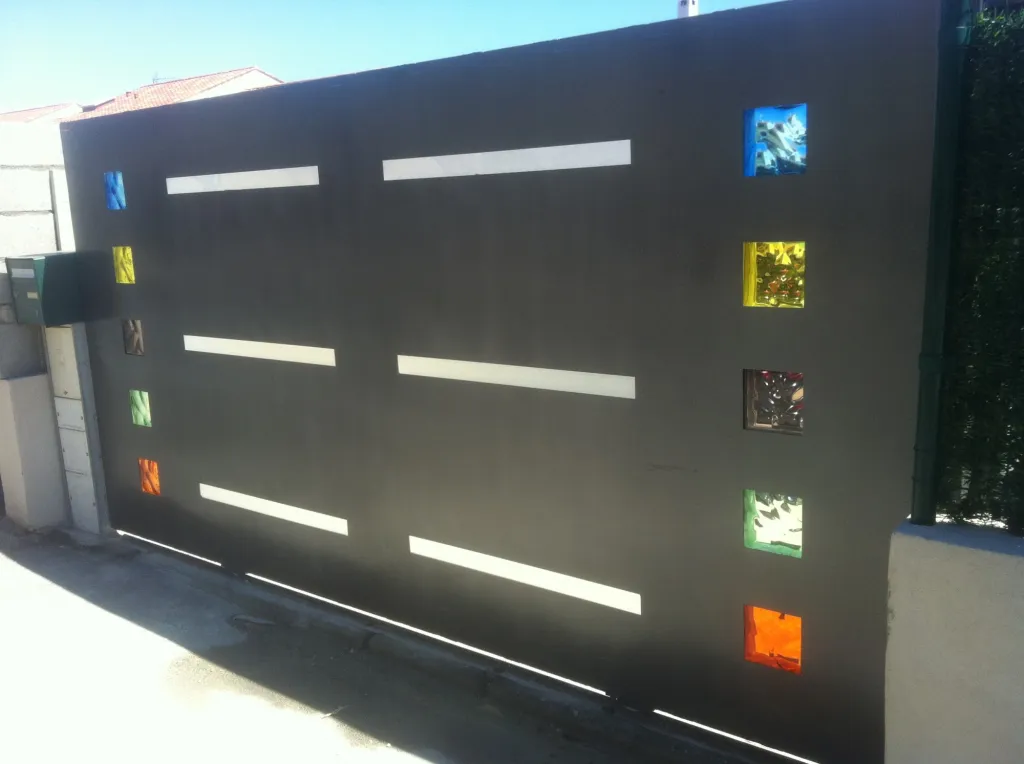 FABRICATION ET POSE  PORTAIL COULISSANT MODERNE ACIER ORIGINAL POUR UN CLIENT DE  FOS SUR MER PACA