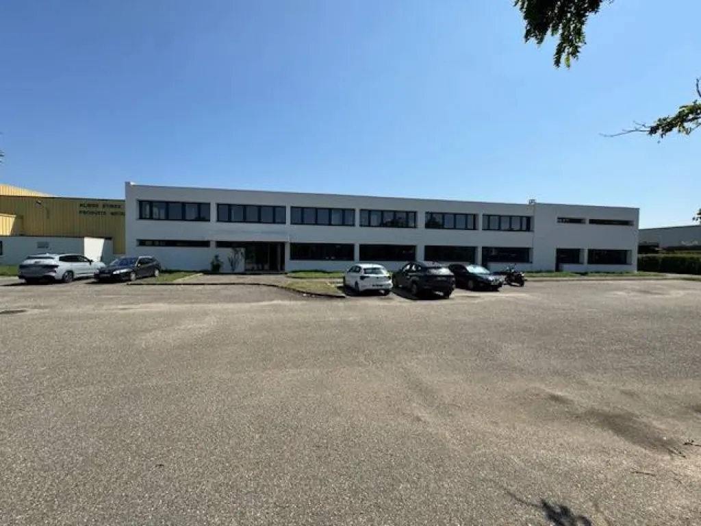 Pose de menuiseries aluminium avec stores toile intérieurs + porte d'accès dans un bâtiment industriel à Vaulx-en-Velin près de Lyon