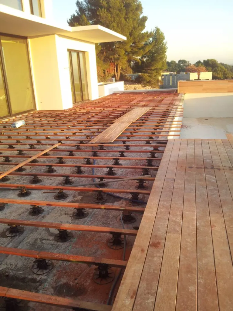 Pose de parquet exterieur pour un contour de piscine en teck à Eguilles.