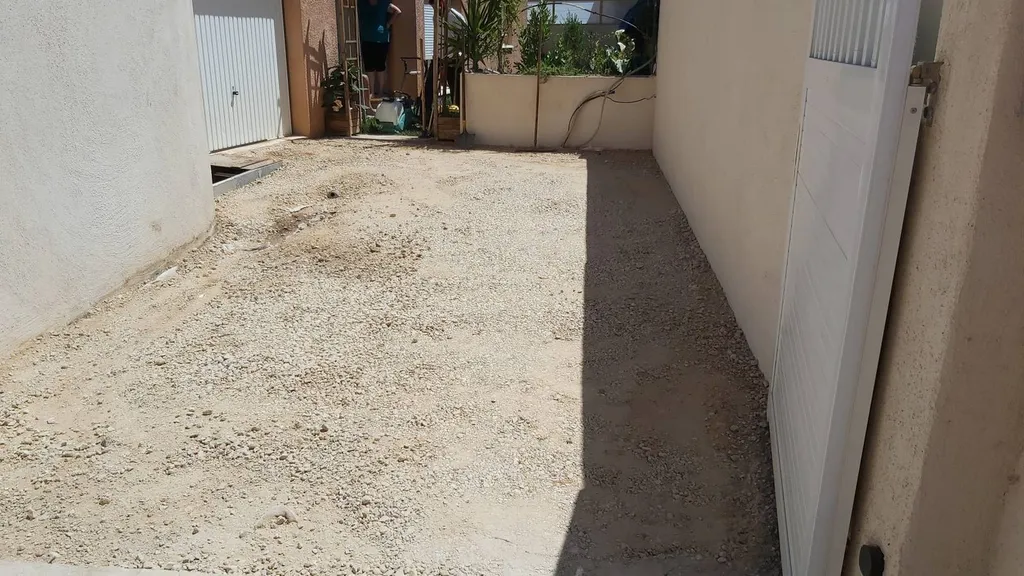 Réfection d'une cour en enrobé de bitume noir à Marignane dans les Bouches du Rhône