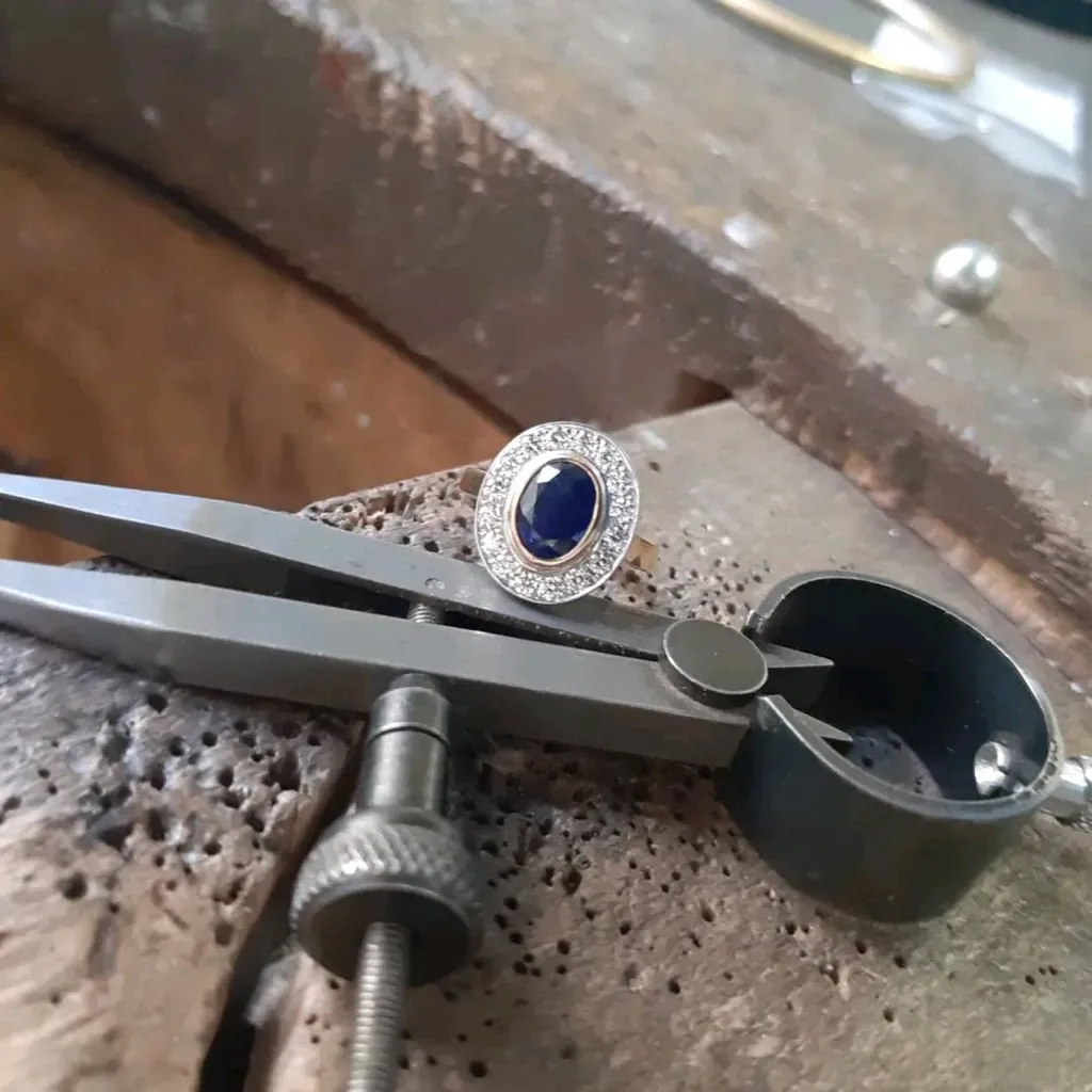 Joaillier à Bordeaux: création d'une bague de fiançailles en or avec saphir 