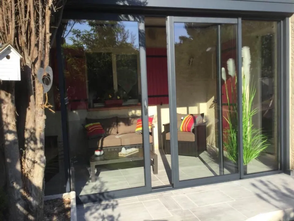 Pose d'une véranda avec toit en pente sur Martigues