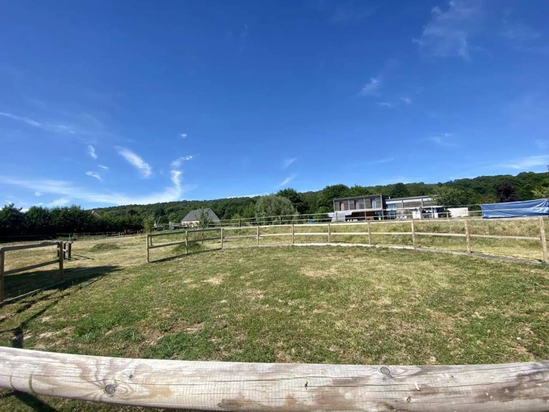 A vendre belle propriété équestre édifiée sur 4.8 hectares de terrain sur la commune de MONTFORT SUR RISLE