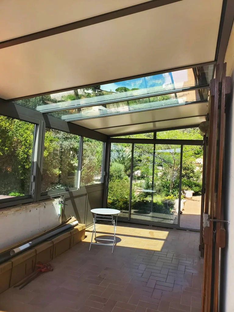 Superbe véranda en Aluminium Technal installée dans une propriété près de Gardanne