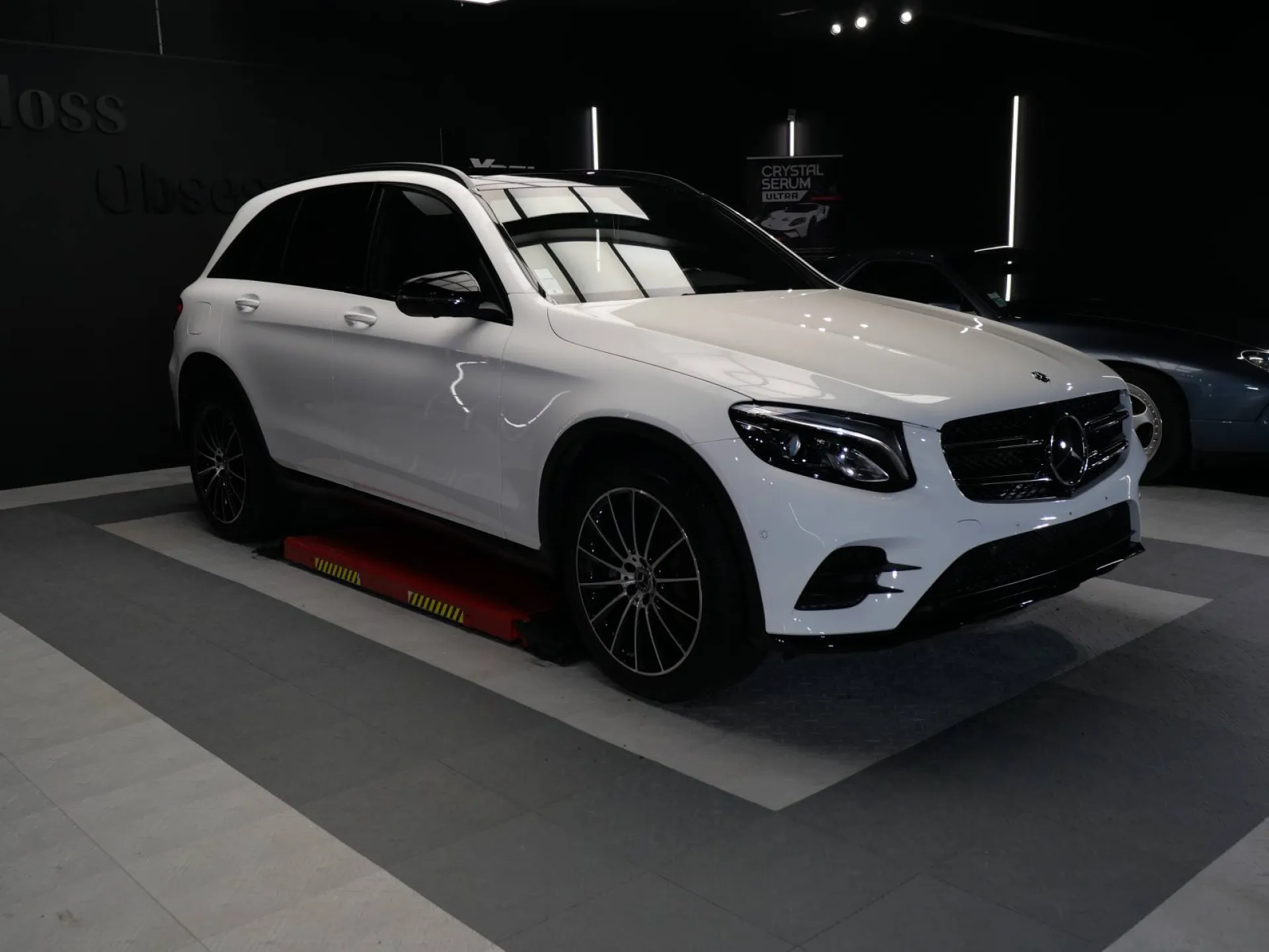 Polissage complet réalisé sur cette Mercedes GLC, rendant la carrosserie aussi brillante que possible et prête à recevoir un traitement céramique pour une protection durable.