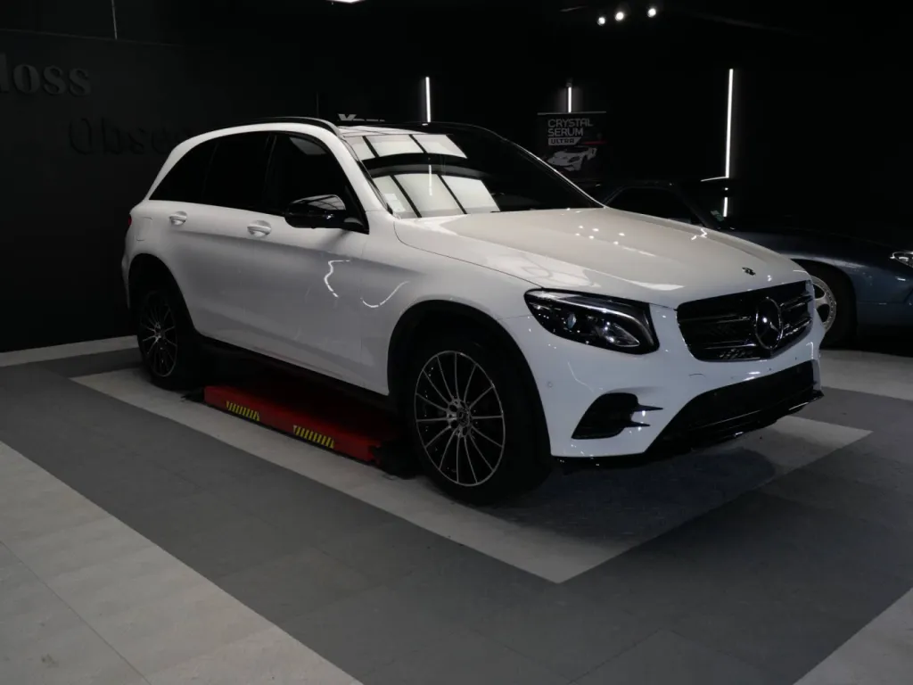 Polissage complet réalisé sur cette Mercedes GLC, rendant la carrosserie aussi brillante que possible et prête à recevoir un traitement céramique pour une protection durable.