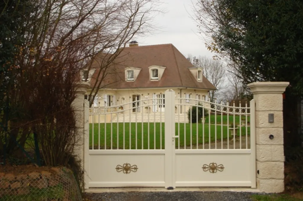 Pose de portail Aluminium à 2 vantaux type fer forgé à Honfleur