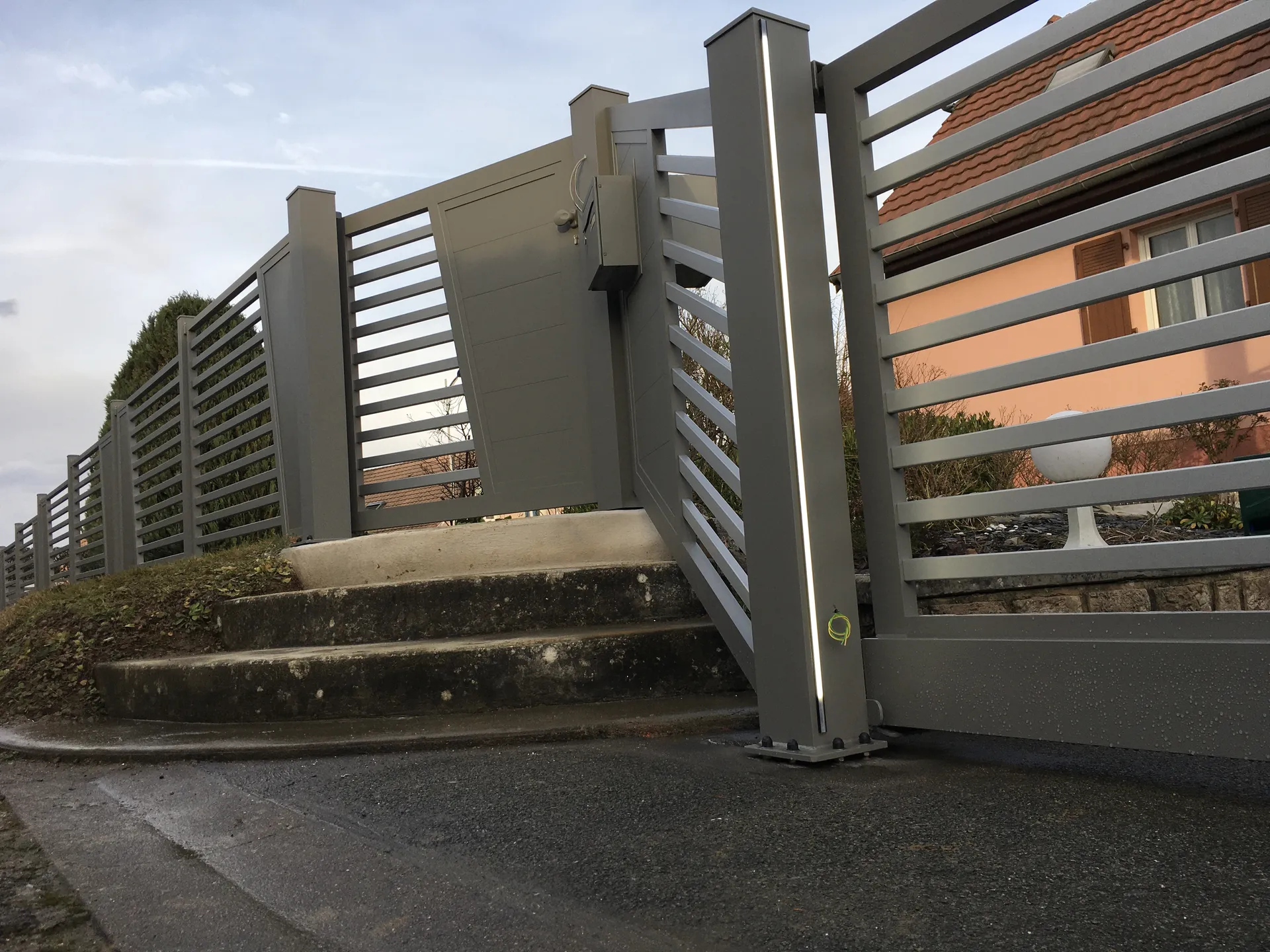 PORTAIL CITY  Auto-porté, VILLA Granit  5500 x1450 et  PORTILLON CITY ORIGIN 1 battant VILLA Granit Nature 1355 x1400  CLOTURES CITY VILLA