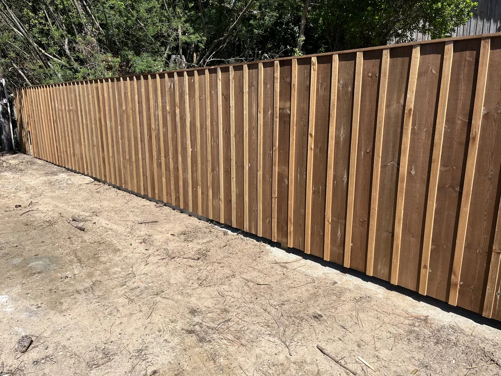Création d'une clôture en volige couvres-joints pin sur le Bassin d'Arcachon