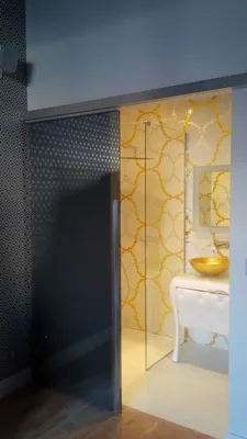 salle de bain dorée et argentée