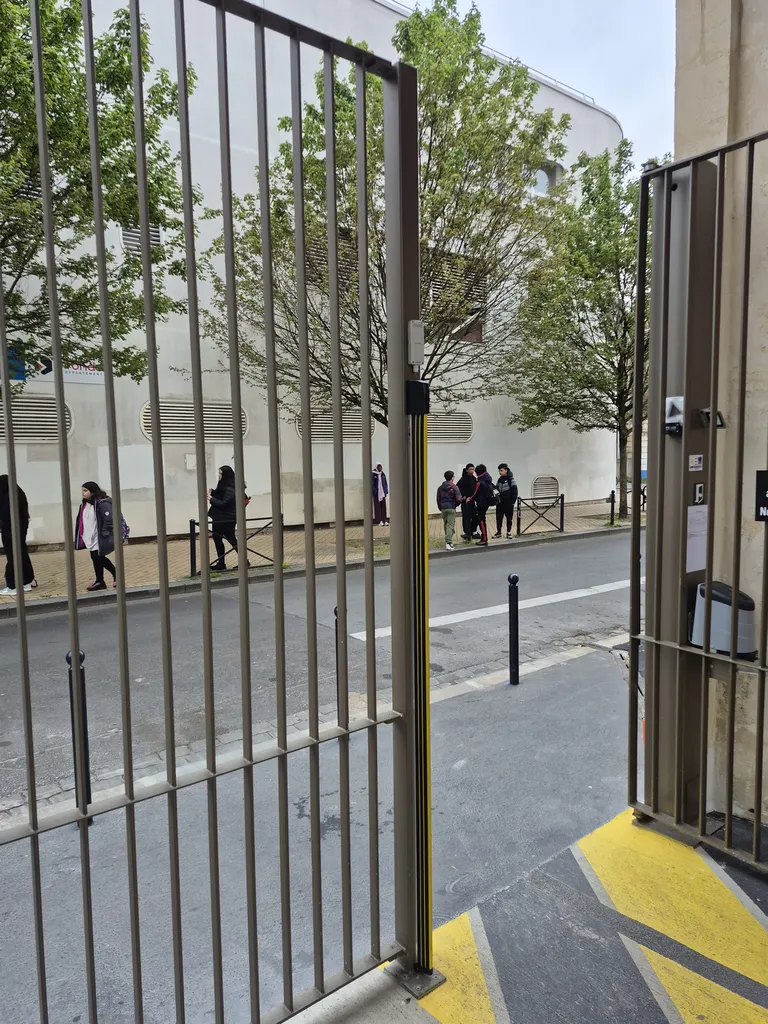Réglage et remise en état d’une porte double vantaux au Bouscat avec réalignement, ajustement des gonds et optimisation de la fermeture