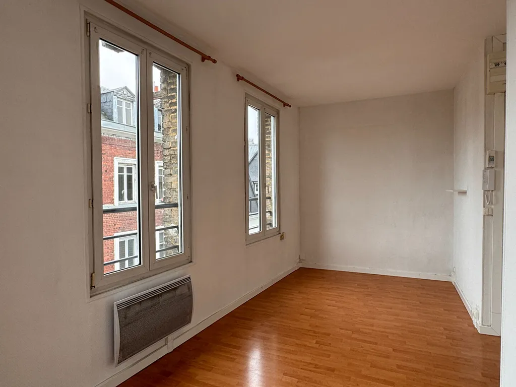 Loyer charges comprises : 387€