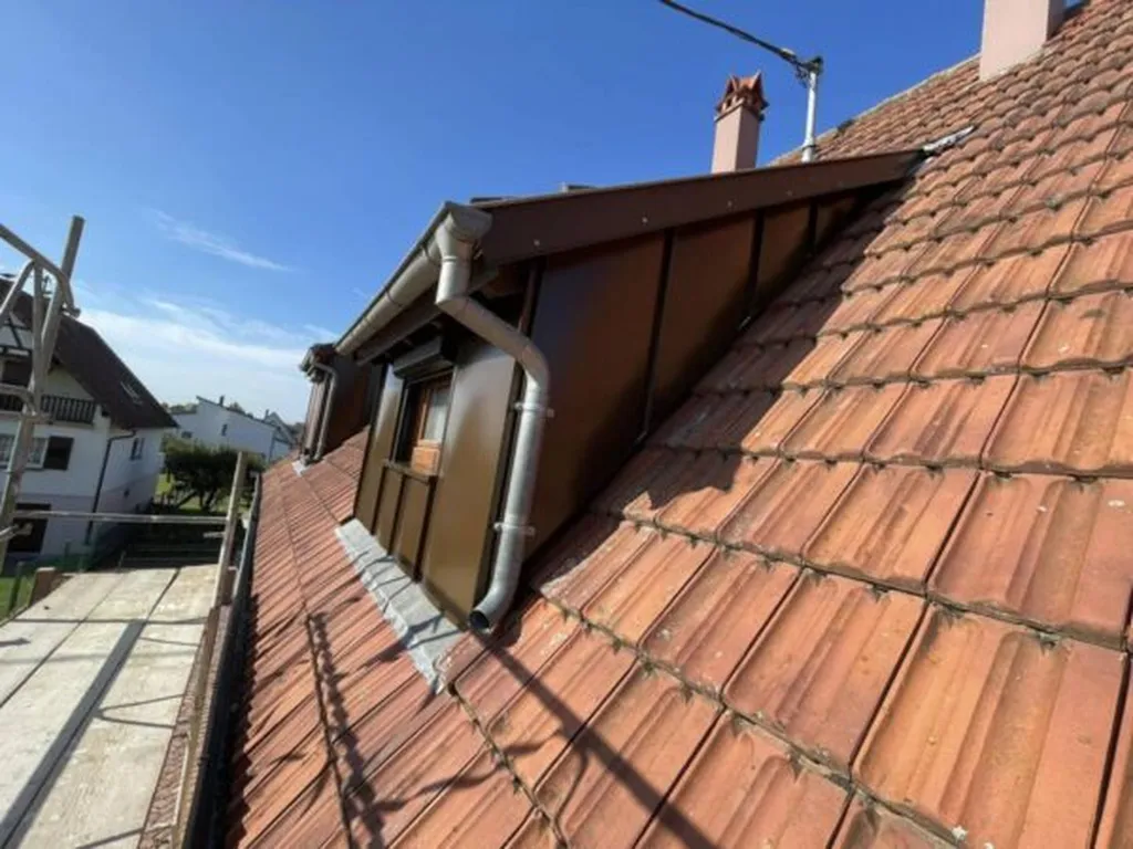 Couvreur à Weitbruch : Expert en Rénovation de Toiture, Habillage Chien Assis Joint Debout et Zinguerie dans le Bas-Rhin