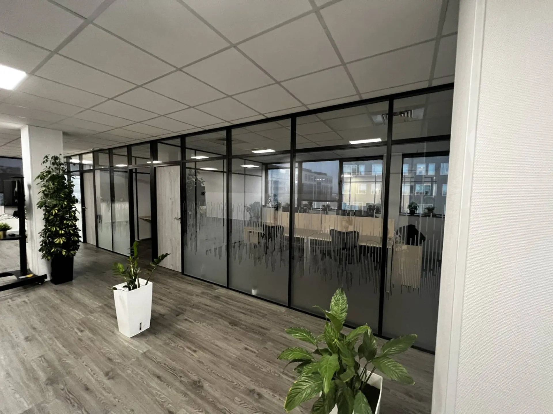 Vente et pose de cloisons amovibles vitrées toute hauteur à Noisy le Grand