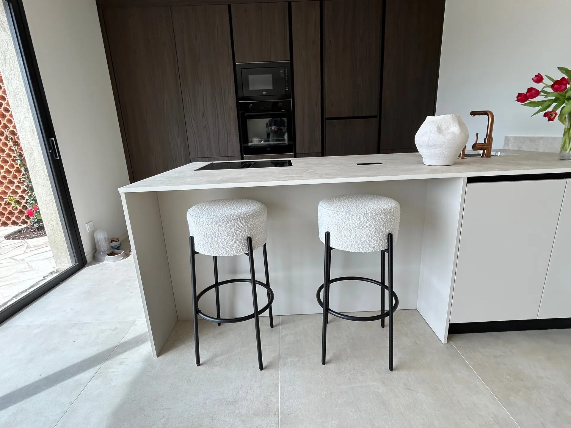 Cuisine italienne équipée moderne bois foncé et blanc crème avec îlot conçue sur mesure à Sanary sur Mer dans le Var