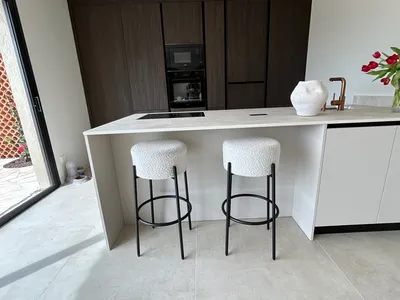 Cuisine italienne équipée moderne bois foncé et blanc crème avec îlot conçue sur mesure à Sanary sur Mer dans le Var