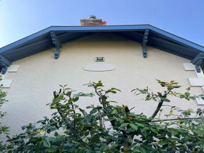 Création d’une gravure sur plaque en pierre sur-mesure avec polissage pour une maison à Andernos