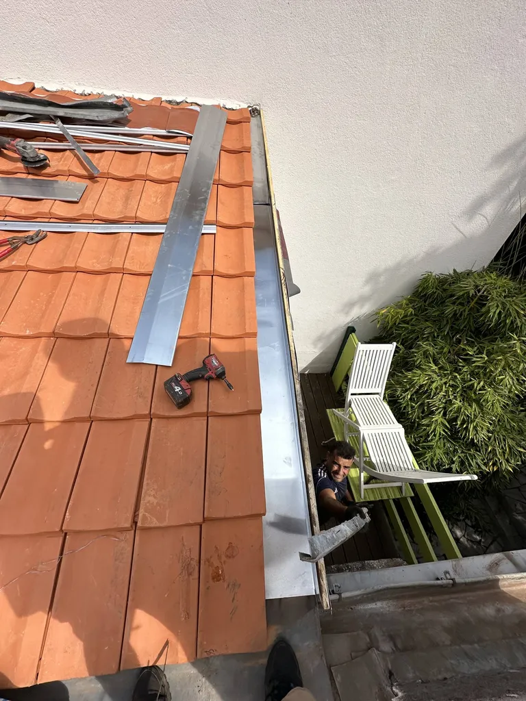 Fabrication sur Mesure de Chêneau en Zinc pour l'Évacuation des Eaux Pluviales