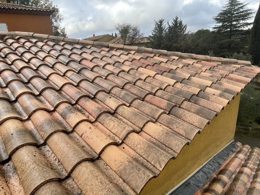 Nettoyage et traitement des tuiles mécaniques d’une Maison près de Martigues.