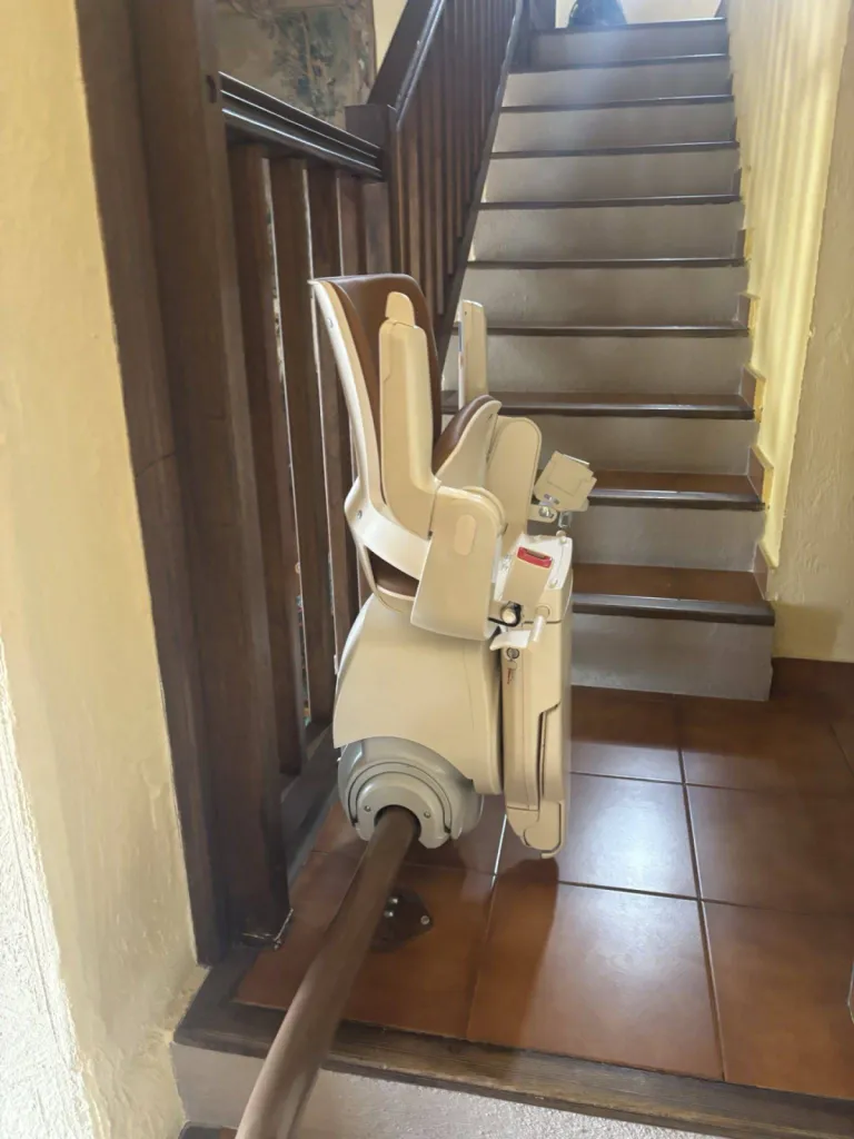 Avec son parking derrière le pilier le fauteuil monte-escaliers OTOLIFT Smart n'est pas vu des visiteurs aux Pennes Mirabeau à Marseille