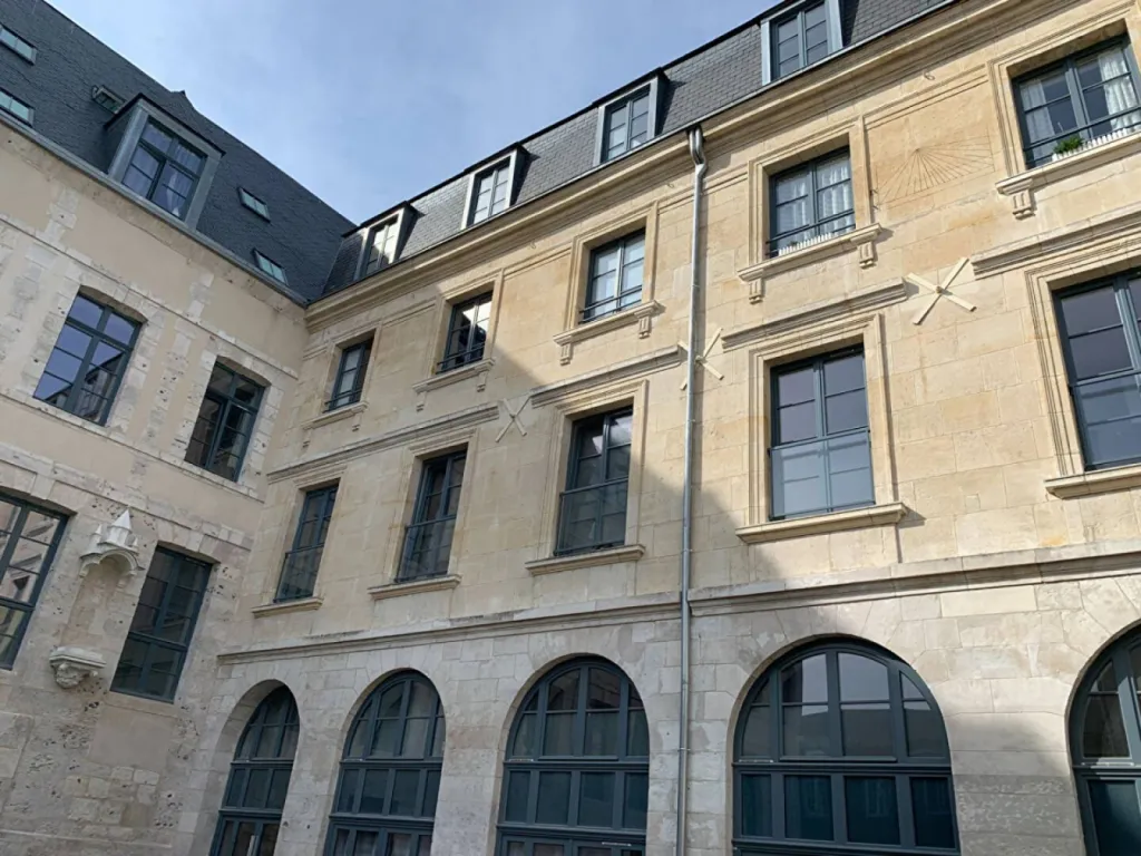 Situé au 3ème étage