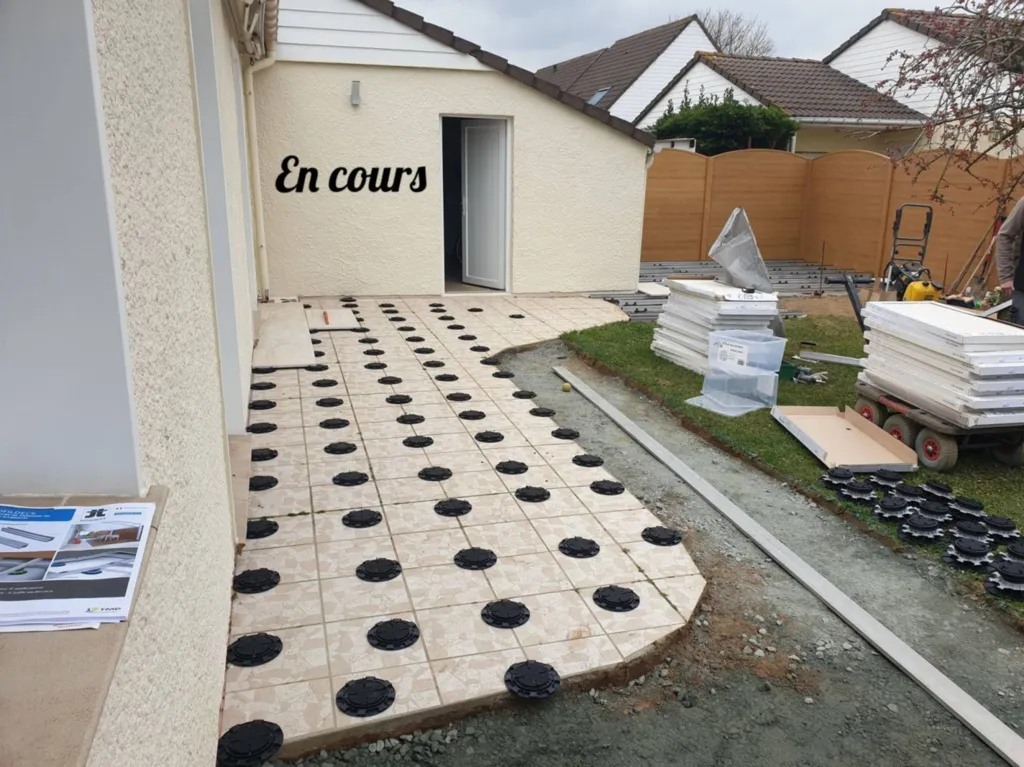 Pose et agrandissement d'une terrasse en dalle céramique sur plot et rail aluminium à Montivilliers proche Le Havre