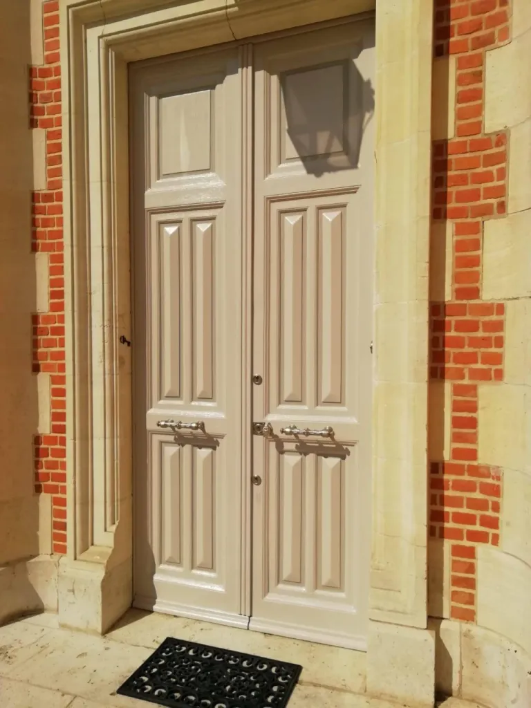 PORTE D'ENTREE PATINEE AVEC 2 TEINTES DE LAUE A L'EAU DANS SOLOGNE