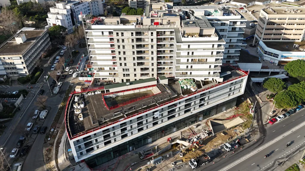 Complexe multifonction mis en œuvre sur planchers techniques du R+10, pour une protection optimale en zone à fort passage.