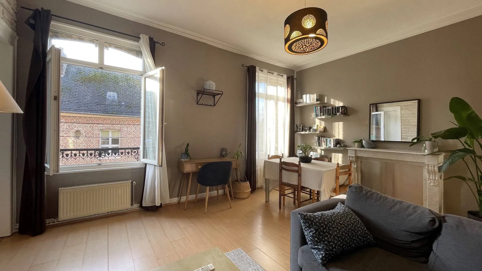 Espaces annexes pratiques : Une cave en sous-sol et un cellier en demi-niveau apportent des solutions de rangement supplémentaires.