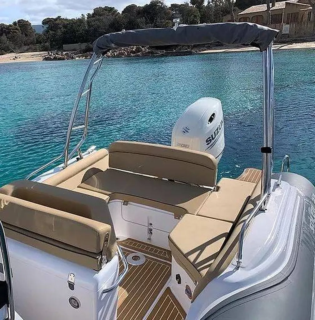 A vendre semi-rigide Soleil 23 neuf à la Martinique Le Robert