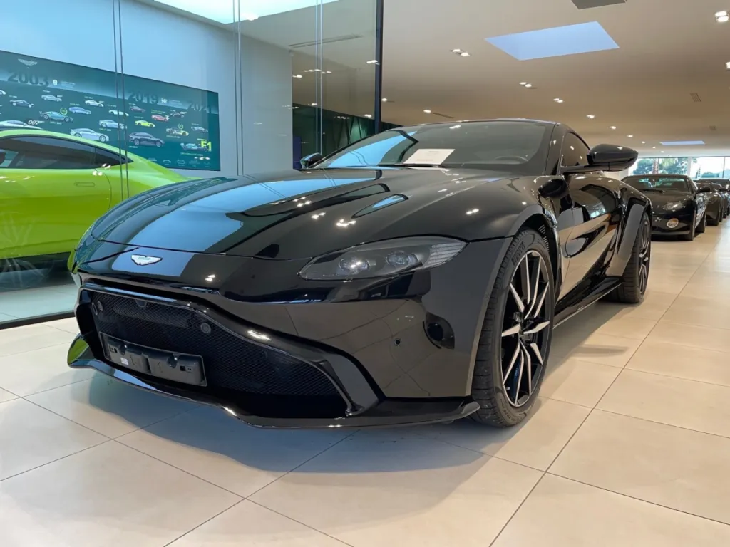  Polissage et lustrage Aston-Martin Vantage à Mougins dans les Alpes-Maritimes 06.