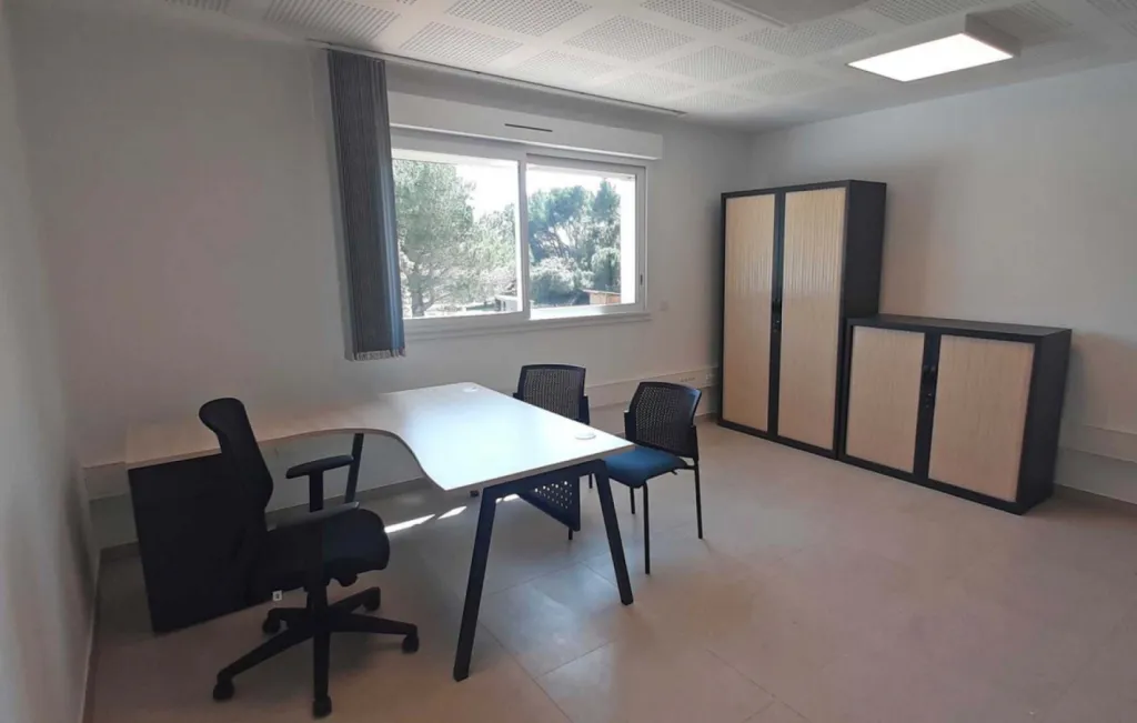 Aménagement de l’espace administratif de La Route du Sel (ADAPEI) à Pélissanne avec mobilier Cinétic, rangements sur mesure et solutions acoustiques Made in France