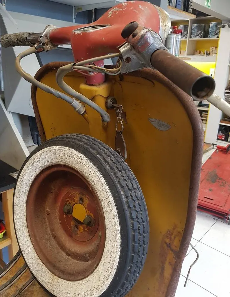 RESTAURATION VESPA GL 150 DE 1956 SIX FOURS LES PLAGES
