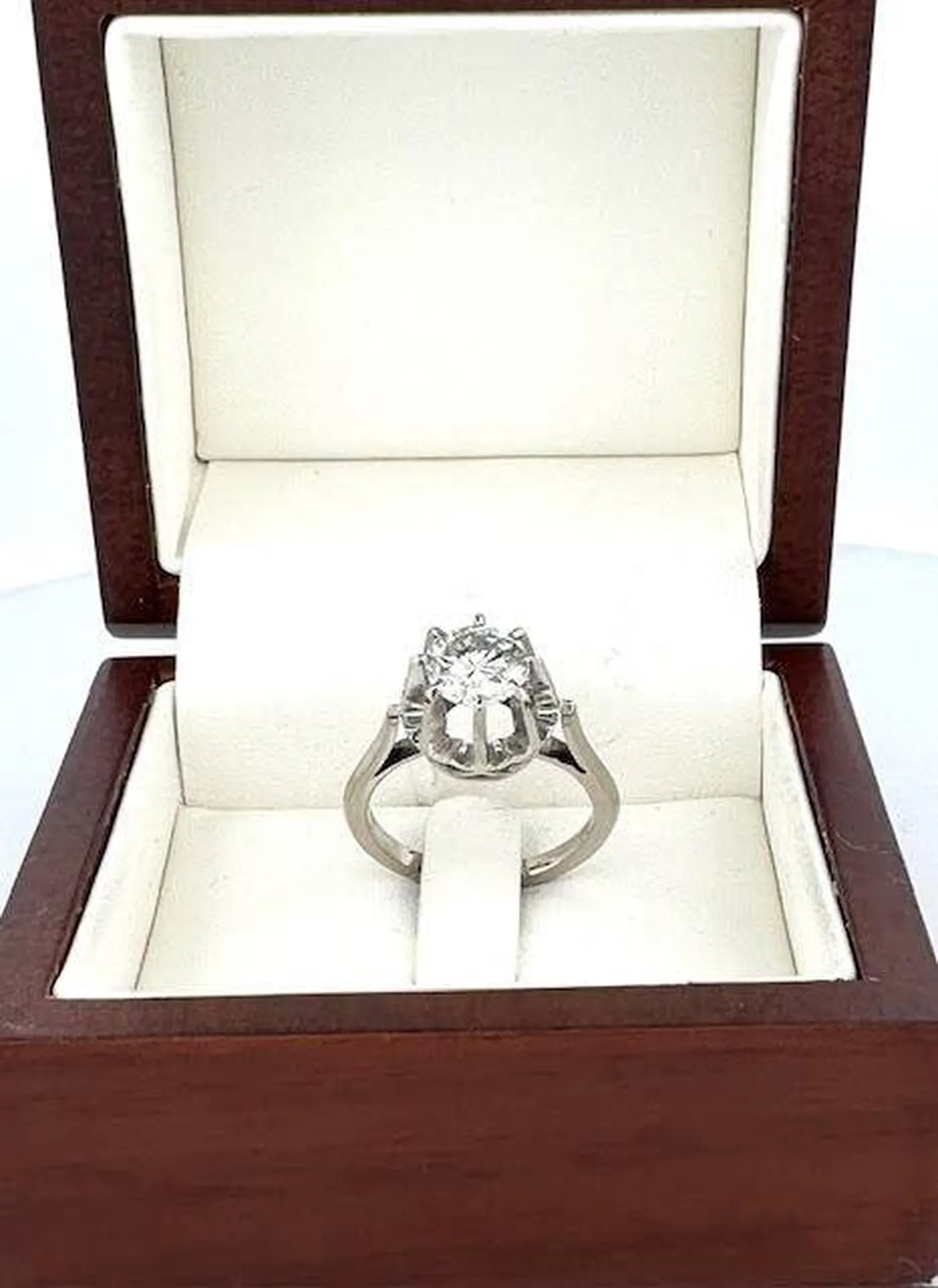 Rare et Précieux : Solitaire en Diamant JVS2 chez Bijouterie Or Ligne près de Bordeaux