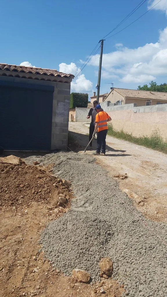 Réfection d'une entrée de villa en enrobé de bitume sur Saint Maximin la Sainte Baume dans le Var