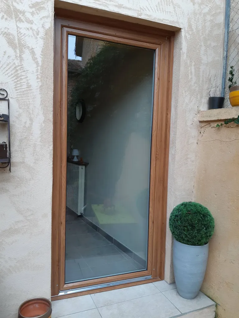 Rénovation de porte en PVC à ARS SUR FORMANT