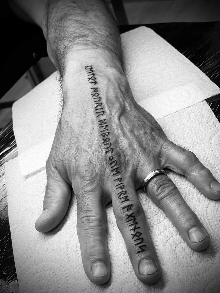 tatouage fin, écriture fines et légère à Craponne