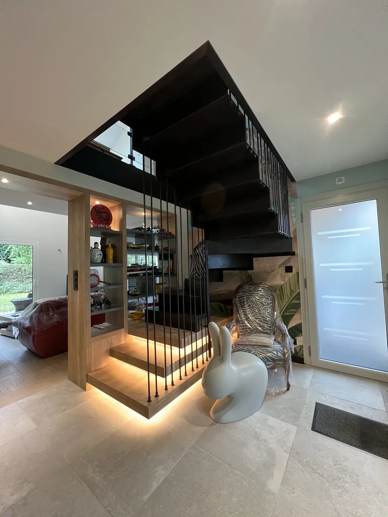 Fabrication d’un escalier quart tournant en acier noir et chêne massif pour une réalisation intérieure à Sevrier