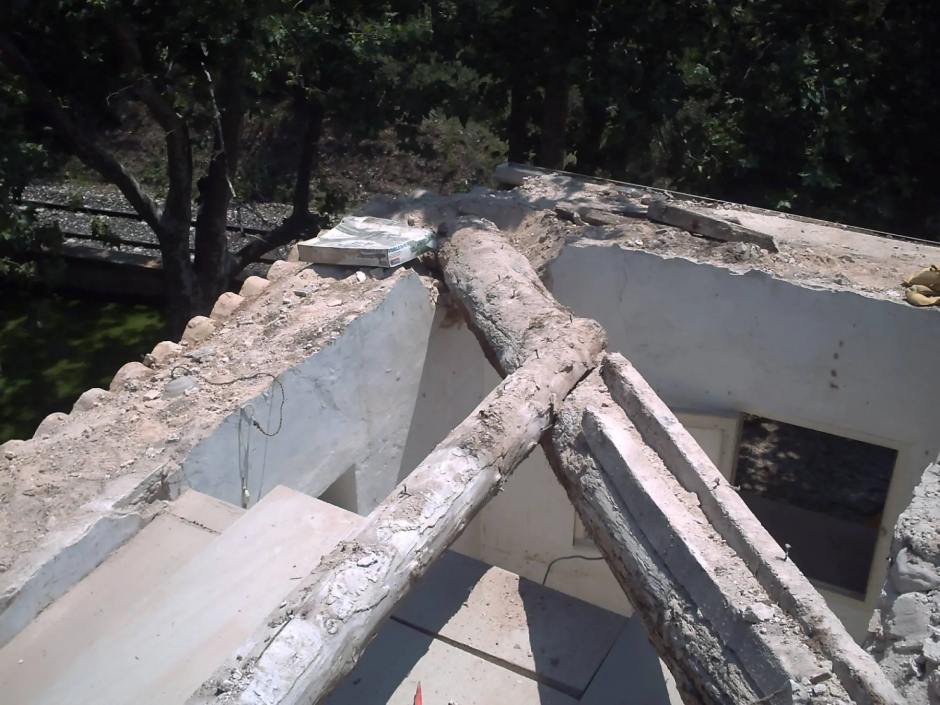 Rénovation d'un Mas en charpente poutre ronde à Aix-En-Provence