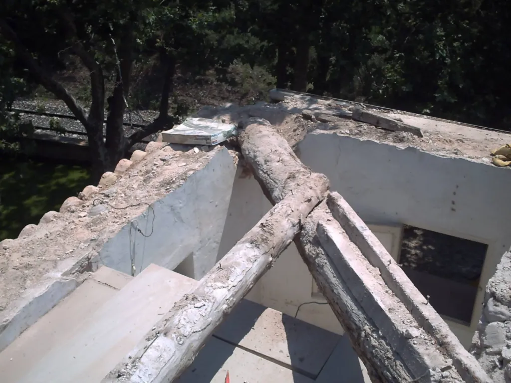 Rénovation d'un Mas en charpente poutre ronde à Aix-En-Provence