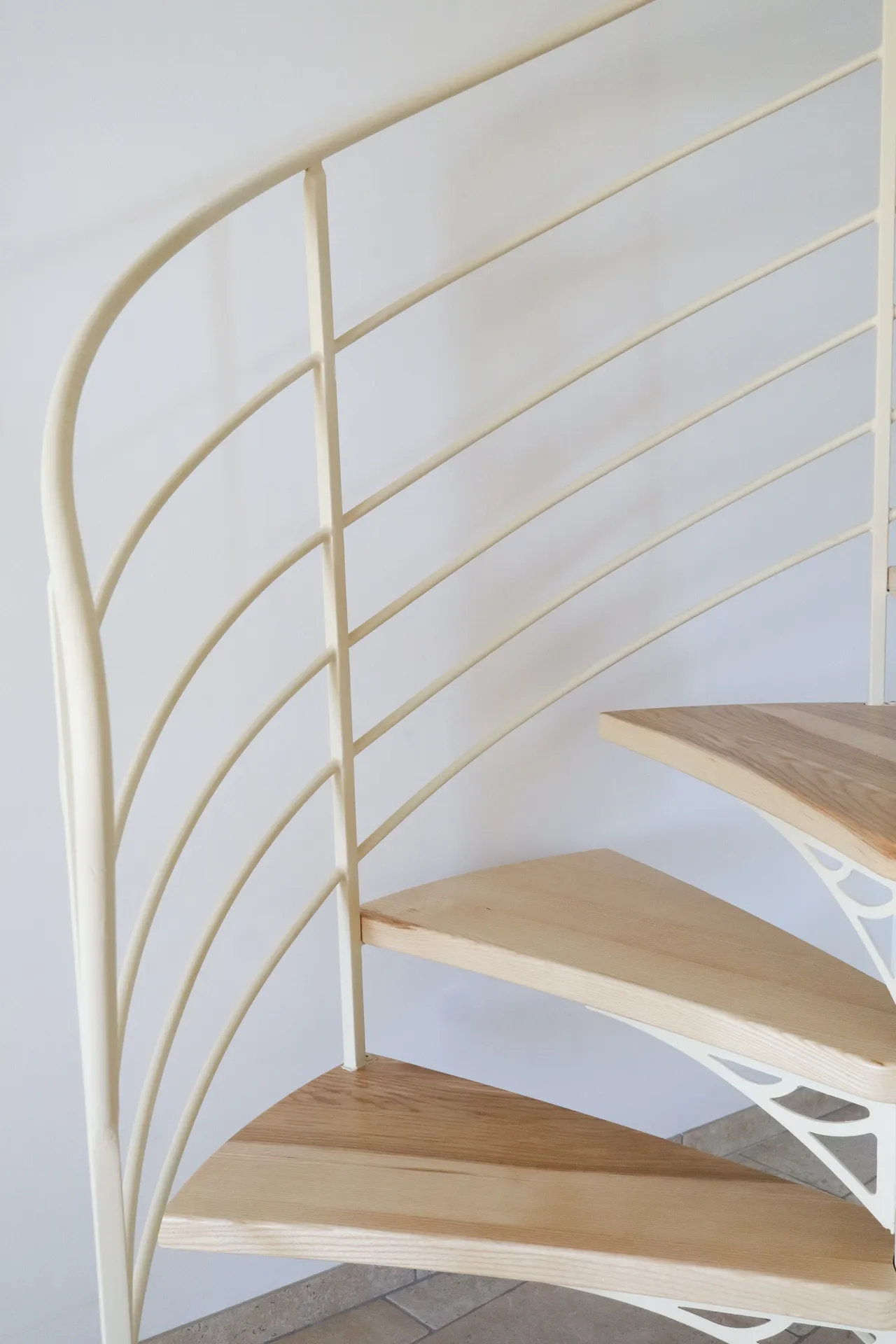 Escalier hélicoïdal sur mesure bois et métal aux lignes courbes réalisé à Saint-Jean-le-Centenier