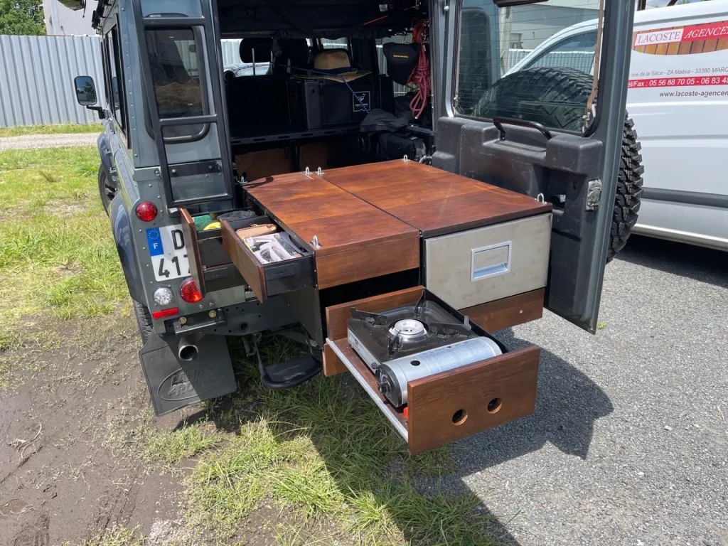 Agencement intérieur d’un 4X4 défender pour le voyage à Bordeaux