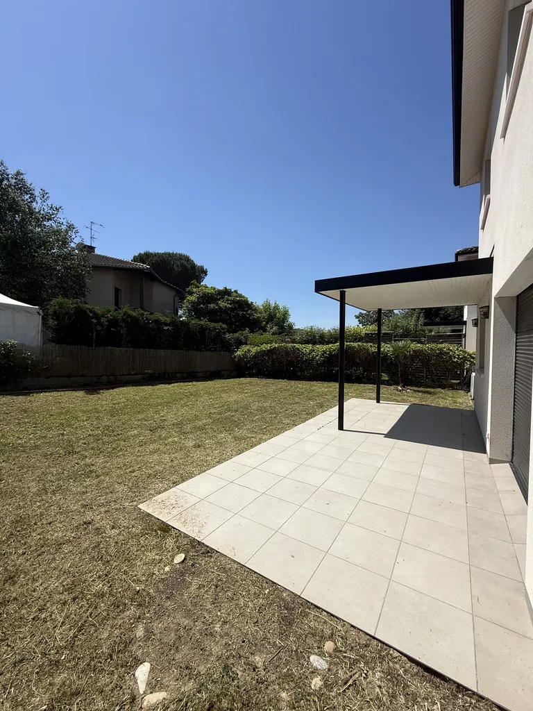 Remise en état complète d’un jardin avec tonte et taille de haies à Balma proche de Toulouse avant remise en location